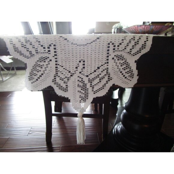 Vintage White Doily Style Table Runner with Tassels - Table Linen Home Décor - Picture 7 of 7